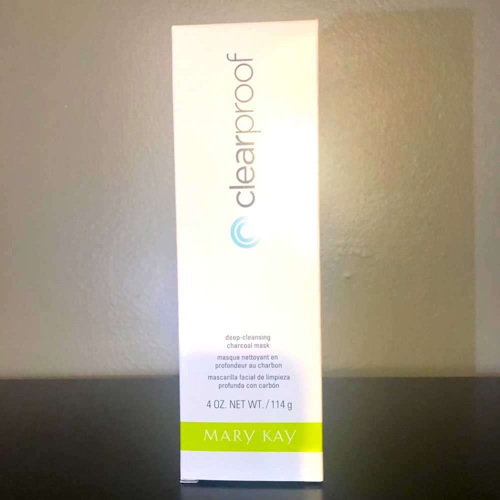 Deep-cleansing charcoal mask